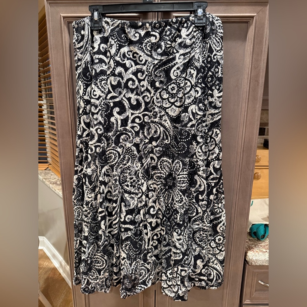 JM Collection Medium Black and White Floral Maxi Skirt